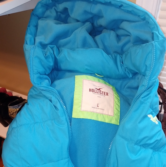Hollister Hooded Puffer Vest - Picture 4 of 5
